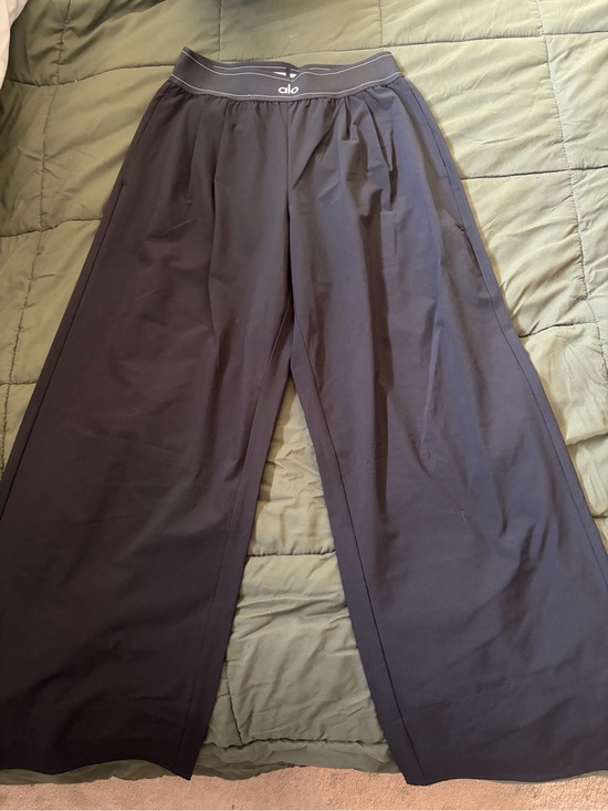 ALO Yoga Pants - ALO Yoga Wide-Leg Joggers in Black